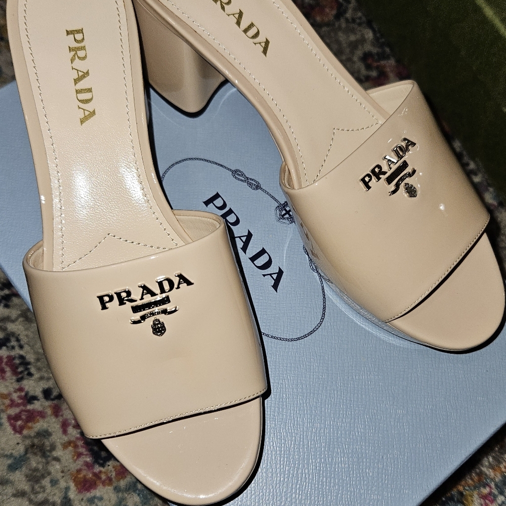 PRADA VERNICE SANDAL 👡  EU39 US 9